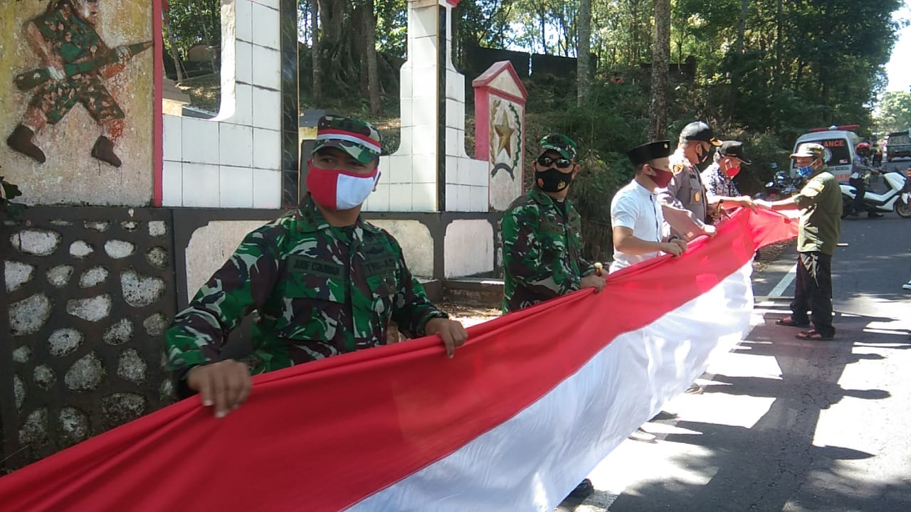 Deklarasikan Pilkada Damai, Masyarakat Getasan Bentangkan Bendera Sepanjang 1 Km
